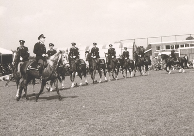 Lie 317 Festiviteiten rondom 1000-jarig bestaan van Lienden. De berden groep Rijkspolitie uit Hulshorst geeft een ...