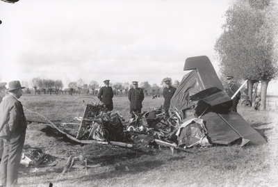 Lie 335 Vliegtuigongeluk in de Mars in Lienden. De restanten van het met de neus in de grond geboorde vliegtuig nr. 304 ...