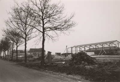 Lie 341 Gebruik voor gemeentegids 1989. In aanbouw zijnde schuur in veld