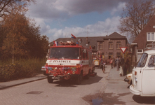Lie 343 (ws) 80-jarig jubileum Muziekvereniging Amicitia . De brandweerauto rijdt door de Verbrughweg met op de ...