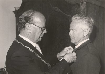 Lie 36 De heer R. van Erpers Roijaards ontvangt van burgemeester J.C. Hoftijzer de onderscheiding Ridder in de Orde van ...