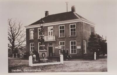 Lie 402 Voormalig gemeentehuis van de gemeente Lienden, in 1929 aangekocht van de familie Verbrugh. Op de voorgrond de ...