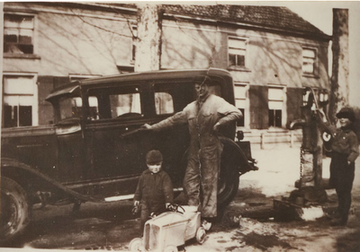 Lie 403 Van Beusekom met kinderen poserend bij zijn automobiel. Op de achtergrond het woonhuis-cafe van de familie dat ...