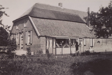 Lie 407 Boerderij aan het begin van de Ommerenveldseweg, vanaf de Tielse kant (rechterzijde). Boerderij is in de jaren ...