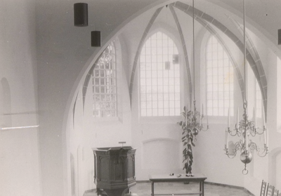 Lie 409 Interieur (voor) van de N.H. Sint Lambertuskerk met o.a. preekstoel en hangende luchters