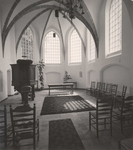 Lie 410 Interieur rinchting koor van de N.H. Sint Lambertuskerk met preekstoel en doopvont