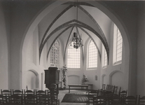 Lie 411 Interieur richting koorzijde van de n.h.-St. Lambertuskerk met preekstoel, doopvont en kroonluchters