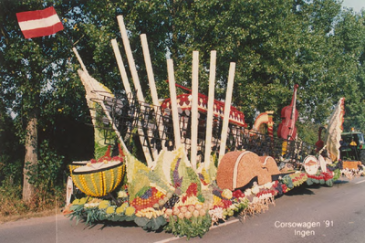 Lie 421 Fruitcorso 1991. Corsowagen van Ingen, voorstellende een notenbalk met daaromheen verschillende ...