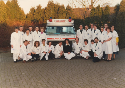 Lie 422 Afscheid Liendense Ambulance. Groepsfoto van de medewerkers met in het midden de chevrolet ambulanceStaand ...