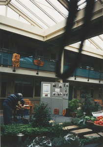 Lie 425 Ouderenmarkt. De heer L. Meydam aan het werk bij zijn uitstalling met houtsnijwerk. Op de achtergrond het ...