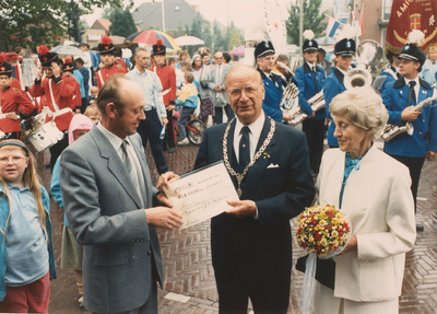 Lie 428 Afscheid burgemeester J.C. Hoftijzer. Berugemeester en zijn vrouw krijgen een cheque van Hfl. 6.000,-- aan ...