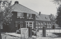 Lie 485 Openbare lagere school (1922) met schoolmeesterswoning