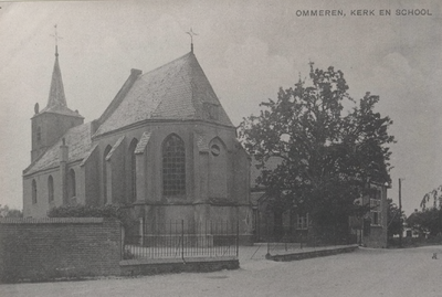 Lie 489 N.H. Lambertus Kerk met de oude openbare lagere school