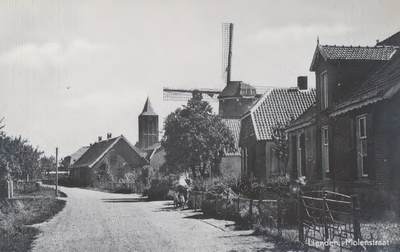 Lie 491 Bebouwing aan de rechterzijde van de Molenstraat, met op de achtergrond de toren van de N.H.-kerk en torenmolen ...