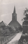 Lie 512 Kerkpad met op achtergrond de N.H.-kerk en rechts de lagere school