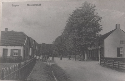 Lie 518 Zicht op de Molenstraat richting Dorpsstraat. Rechts het Molenhuis, op de voorgrond poseren kinderen