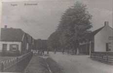 Lie 518 Zicht op de Molenstraat richting Dorpsstraat. Rechts het Molenhuis, op de voorgrond poseren kinderen
