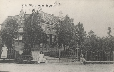 Lie 523 Drie meisjes poseren voor het tuinhek van villa Westrhenen