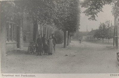 Lie 525 (Buurt?)bewoners poseren bij de ingang van het postkantoor (kruising met Molenstraat)