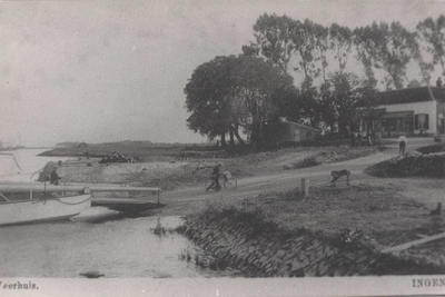 Lie 534 Fietsers verlaten de zojuist gearriveerde pont aan Ingense zijde, op achtergrond door bomen omgeven Veerhuis