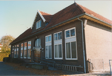 Lie 547 Voorgevel openbare lagere school ''de Meent'' in Ommeren (bouwjaar 1922). Tegenwoordig in gebruik als gymnastiekzaal