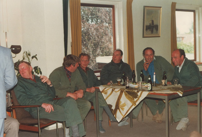 Lie 74 Niet doorgaan herindeling, ged. personeel dienst gemeentewerken. 1987. van links naar rechts de heren: A. ...
