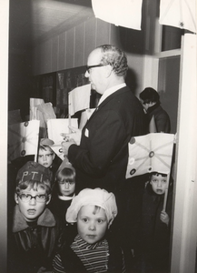 Lie 82 Officiële opening openb. kleuterschool De Crocus te Ingen, 16 januari 1970. Burgemeester J.C. Hoftijzer temidden ...