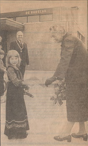 Lie 94 Officiële opening van de gymnastiekzaal De Radslag te Ingen op 21 april 1978 door mevrouw J.F.H. Fortgens, ...
