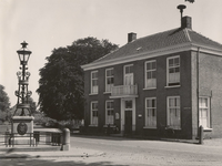 Lie 97 Gemeentehuis te Lienden, foto dateert omstreeks 1960. Het groepsbureau van de Rijkspolitie was toen nog op de ...