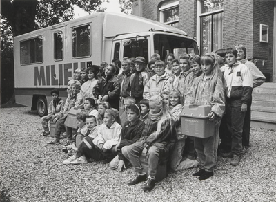 0369-106 Leerlingen van beide basisscholen van Dodewaard verzameld voor het gemeentehuis voor de promotie van de milieuboxen