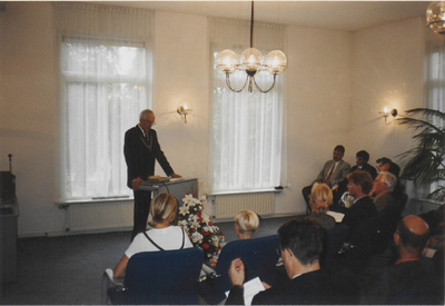 0369-108 Uitreiking Poolse onderscheiding in 1997 aan gemeentesecretaris Dijkman. Toespraak door burgemeester Harinck