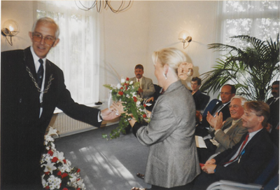 0369-110 Uitreiking Poolse onderscheiding. Bloemen voor de echtgenote van gemeentesecretaris Dijkman