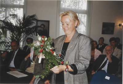 0369-111 Uitreiking Poolse onderscheiding. Bloemen voor de echtgenote van gemeentesecretaris Dijkman