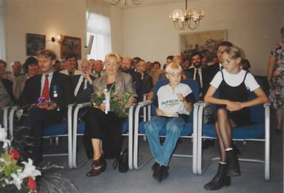 0369-113 Uitreiking Poolse onderscheiding. Bloemen voor de echtgenote van gemeentesecretaris Dijkman. Fam. Dijkman. ...