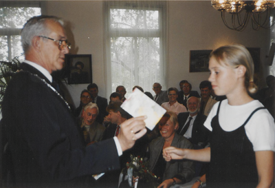 0369-114 Uitreiking Poolse onderscheiding. Cadeautje voor dochter Margo