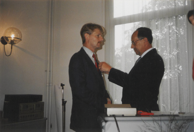 0369-119 Uitreiking Poolse onderscheiding. Gemeentesecretaris Dijkman ontvangt van de Poolse ambassadeur de onderscheiding