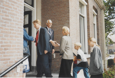 0369-128 Uitreiking Poolse onderscheiding. Burgemeester Harinck begroet fam. Dijkman