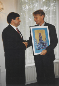 0369-134 Uitreiking Poolse onderscheiding. Dhr. Dijkman wordt gefeliciteerd door burgemeester Pepowo Marian 