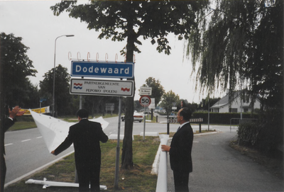 0369-147 Bezoek Polen aan Dodewaard i.v.m. 10 jarig jubileum vriendschapsbanden Dodewaard-Pepowo. Gezelschap is ...