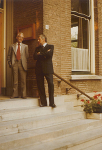 0369-201 Raadsleden C. de Jong en A.J. v. Lavieren vòòr het gemeentehuis t.g.v. uitreiking penning ereburger