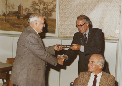0369-210 Afscheid rdslid J. Vermeer door burgemeester Goldberg (op voorgrond W. Romein) ± 1981/1982