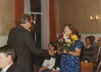 0369-211 Echtgenote van J. Vermeer ontvangt bloemen v. burgemeester Goldberg. ± 1981/1982