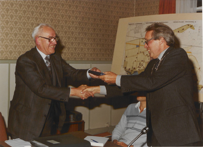 0369-212 Afscheid H. Schouten. burgemeester Goldberg overhandigt cadeau. ± 1981/1982