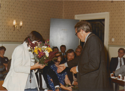 0369-213 Dochter v. H. Schouten krijgt bloemen v. burgemeester Goldberg ± 1981/1982
