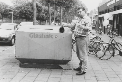 0369-228 Plaatsing glasbak op het Dorpsplein. Hendrik v. Soest deponeert lege flessen