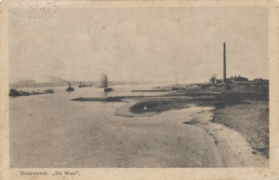 0369-242 Zeilschepen op de rivier de Waal omstreeks 1920. Rechts steenfabriek De Waalwaard. Er liggen schepen bij de ...
