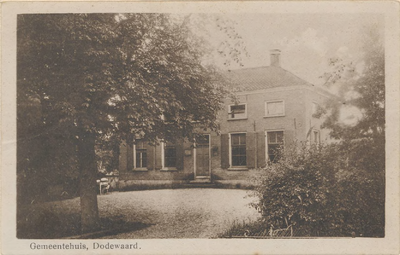 0369-244 Eerste echte gemeentehuis aan de Dalwagen. Aangekocht in 1880 van molenaar Menso van Rooy. Het molenaarshuis ...