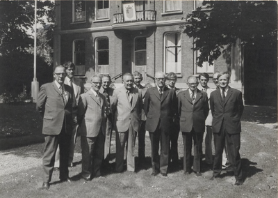 0369-280 Afscheid van wethouder K. v. Reeden in 1975. Op de foto M. Roelofsen, B. Fransen, C. de Jong, J. Spies, J. ...