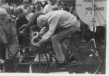 0369-317 Home-trainerswedstrijden tijdens de zomermarkt 1982 op het Dorpsplein