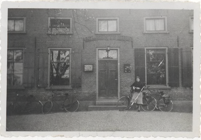 0369-32 Het voormalig Gemeentehuis van Dodewaard aan de Dalwagen in de jaren '30. Naast de hoofdingang zijn ...